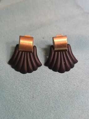 Retro Fan-Shape Clip Earrings in Black and Gold